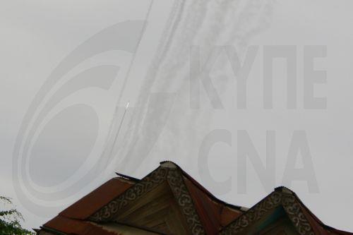 epa12582024 Smoke trails from a multiple rocket launcher mark the sky following clashes along the Thailand-Cambodia border in Oddar Meanchey Province, Cambodia, 10 December 2025. According to the Cambodian Ministry of Defence, more than 29,000 families, over 101,000 people from Oddar Meanchey, Preah Vihear, Banteay Meanchey, Pursat, and Siem Reap have fled...