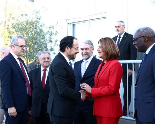 Ο Πρόεδρος της Δημοκρατίας Νίκος Χριστοδουλίδης και ο Τουρκοκύπριος ηγέτης Τουφάν Έρχιουρμαν είχαν σήμερα κοινή συνάντηση με την Προσωπική Απεσταλμένη του ΓΓ Μαρία Άνχελα Ολγικίν Κουέγιαρ στις εγκαταστάσεις των Καλών Υπηρεσιών του ΟΗΕ στην υπό την προστασία των ΗΕ περιοχή του παλιού αεροδρομίου Λευκωσίας, Πέμπτη 11 Δεκεμβρίου 2025. ΚΥΠΕ/ΚΑΤΙΑ ΧΡΙΣΤΟΔΟΥΛΟΥ 