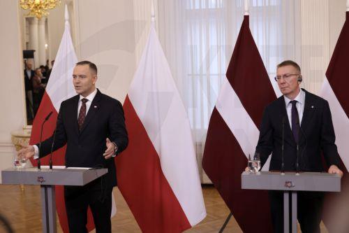 epa12584971 Latvian President Edgars Rinkevics (R) and Polish President Karol Nawrocki attend a joint press conference after their meeting in Riga, Latvia, 11 December 2025.  EPA/TOMS KALNINS