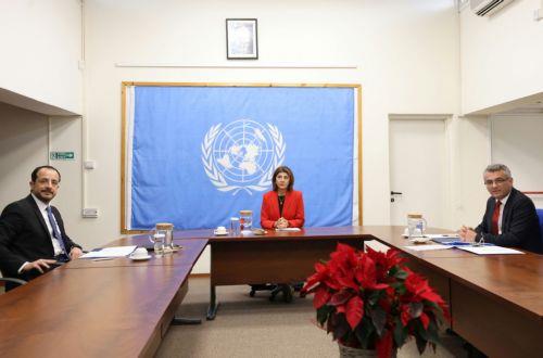 Ο Πρόεδρος της Δημοκρατίας Νίκος Χριστοδουλίδης και ο Τουρκοκύπριος ηγέτης Τουφάν Έρχιουρμαν είχαν σήμερα κοινή συνάντηση με την Προσωπική Απεσταλμένη του ΓΓ Μαρία Άνχελα Ολγικίν Κουέγιαρ στις εγκαταστάσεις των Καλών Υπηρεσιών του ΟΗΕ στην υπό την προστασία των ΗΕ περιοχή του παλιού αεροδρομίου Λευκωσίας, Πέμπτη 11 Δεκεμβρίου 2025. ΚΥΠΕ/ΚΑΤΙΑ ΧΡΙΣΤΟΔΟΥΛΟΥ 