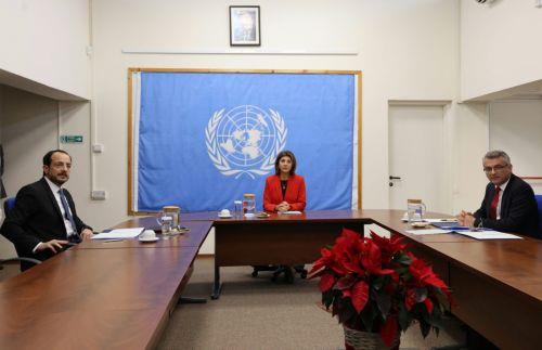 Ο Πρόεδρος της Δημοκρατίας Νίκος Χριστοδουλίδης και ο Τουρκοκύπριος ηγέτης Τουφάν Έρχιουρμαν είχαν σήμερα κοινή συνάντηση με την Προσωπική Απεσταλμένη του ΓΓ Μαρία Άνχελα Ολγικίν Κουέγιαρ στις εγκαταστάσεις των Καλών Υπηρεσιών του ΟΗΕ στην υπό την προστασία των ΗΕ περιοχή του παλιού αεροδρομίου Λευκωσίας, Πέμπτη 11 Δεκεμβρίου 2025. ΚΥΠΕ/ΚΑΤΙΑ ΧΡΙΣΤΟΔΟΥΛΟΥ 