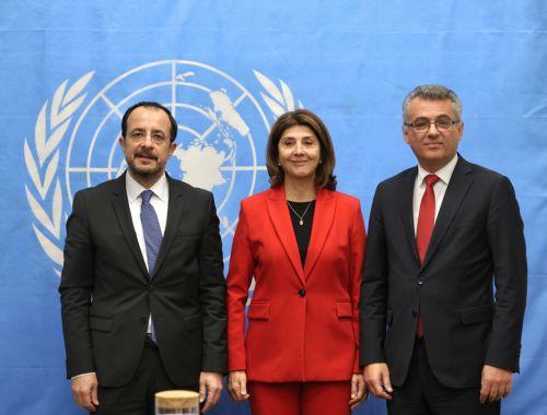 Ο Πρόεδρος της Δημοκρατίας Νίκος Χριστοδουλίδης και ο Τουρκοκύπριος ηγέτης Τουφάν Έρχιουρμαν είχαν σήμερα κοινή συνάντηση με την Προσωπική Απεσταλμένη του ΓΓ Μαρία Άνχελα Ολγικίν Κουέγιαρ στις εγκαταστάσεις των Καλών Υπηρεσιών του ΟΗΕ στην υπό την προστασία των ΗΕ περιοχή του παλιού αεροδρομίου Λευκωσίας, Πέμπτη 11 Δεκεμβρίου 2025. ΚΥΠΕ/ΚΑΤΙΑ ΧΡΙΣΤΟΔΟΥΛΟΥ 