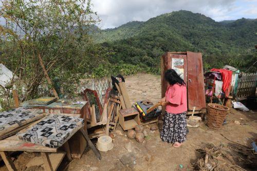 epa12587686 Landslide victims search for their belongings among the debris of their damaged house after landslides in Badulla, Sri Lanka, 12 December 2025. Many parts of the island had been inundated, and there had been many landslides due to Cyclone Ditwah. According to the Sri Lanka Disaster Management Center, More than 630 people have been killed, and...