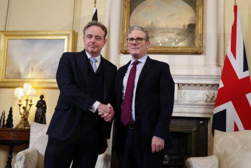 epa12587704 British Prime Minister Sir Keir Starmer (R) welcomes Belgium Prime Minnister Bart De Wever (L) to 10 Downing Street in London, Britain, 12 December 2025.  EPA/ANDY RAIN / POOL