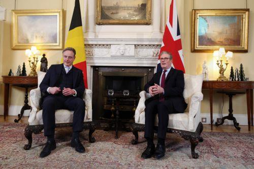 epa12587705 British Prime Minister Sir Keir Starmer (R) welcomes Belgium Prime Minnister Bart De Wever (L) to 10 Downing Street in London, Britain, 12 December 2025.  EPA/ANDY RAIN / POOL