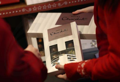 epa12594182 Chocolate products at a Hotel Chocolate store in London, Britain, 15 December 2025. Britain's favorite chocolates are shrinking and becoming more expensive ahead of Christmas as rising cocoa prices continue to put pressure on manufacturers. Global cocoa production has fallen by more than 14 percent this year, while cocoa prices have quadrupled...