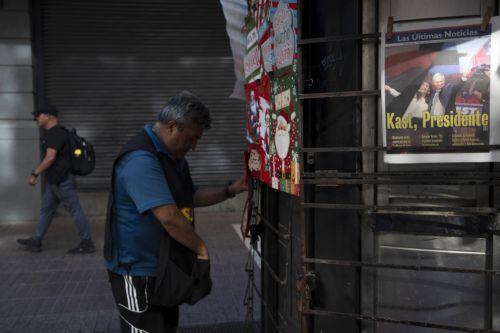 epa12594402 A man prepares a kiosk in Santiago, Chile, 15 December 2025. The far-right Jose Antonio Kast won the second round of the presidential elections in Chile on 14 December.  EPA/ADRIANA THOMASA