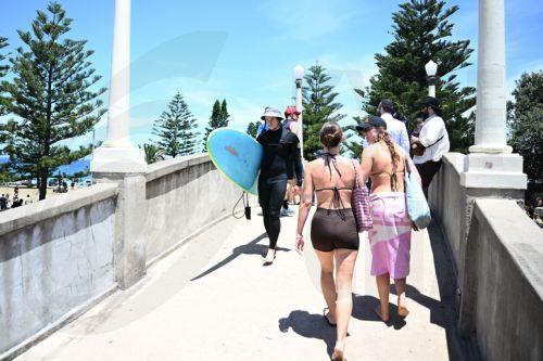 epa12599928 People walk along Bondi Beach as the crime scene reopens to the public in Sydney, Australia, 18 December 2025. Australia is in mourning following an attack on the Jewish community's Hanukkah festival celebrations on 14 December in Bondi Beach, which left at least 16 people dead, including one gunman.  EPA/DAN HIMBRECHTS AUSTRALIA AND NEW ZEALAND...