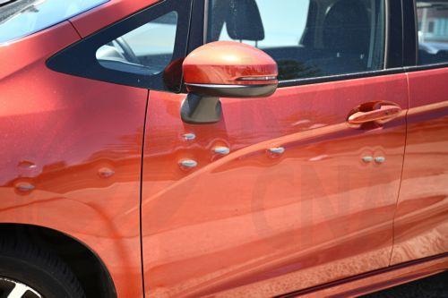 epa12599932 A car with damage is parked at Bondi Beach as the crime scene reopens to the public in Sydney, Australia, 18 December 2025. Australia is in mourning following an attack on the Jewish community's Hanukkah festival celebrations on 14 December in Bondi Beach, which left at least 16 people dead, including one gunman.  EPA/DAN HIMBRECHTS AUSTRALIA...