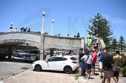 epa12599933 People walk along Bondi Beach as the crime scene reopens to the public in Sydney, Australia, 18 December 2025. Australia is in mourning following an attack on the Jewish community's Hanukkah festival celebrations on 14 December in Bondi Beach, which left at least 16 people dead, including one gunman.  EPA/DAN HIMBRECHTS AUSTRALIA AND NEW ZEALAND...