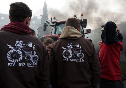 epa12600707 Protesters attend a farmers' protest in Brussels, Belgium, 18 December 2025. Thousands of farmers from across Europe protested in Brussels, bringing tractors near EU institutions to denounce EU agricultural and trade policies, particularly the EU-Mercosur deal, CAP reforms, and rising regulatory and financial pressures, during an EU leaders'...