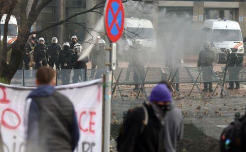 epa12600708 Protesters attend a farmers' protest in Brussels, Belgium, 18 December 2025. Thousands of farmers from across Europe protested in Brussels, bringing tractors near EU institutions to denounce EU agricultural and trade policies, particularly the EU-Mercosur deal, CAP reforms, and rising regulatory and financial pressures, during an EU leaders'...