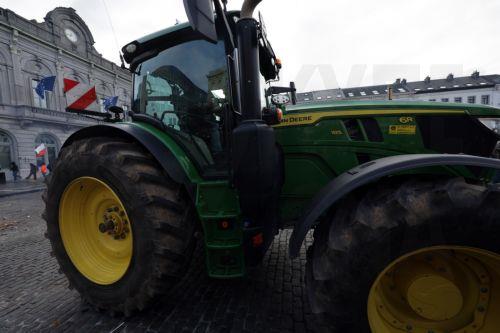 epa12600717 Protesters attend a farmers' protest in Brussels, Belgium, 18 December 2025. Thousands of farmers from across Europe protested in Brussels, bringing tractors near EU institutions to denounce EU agricultural and trade policies, particularly the EU-Mercosur deal, CAP reforms, and rising regulatory and financial pressures, during an EU leaders'...