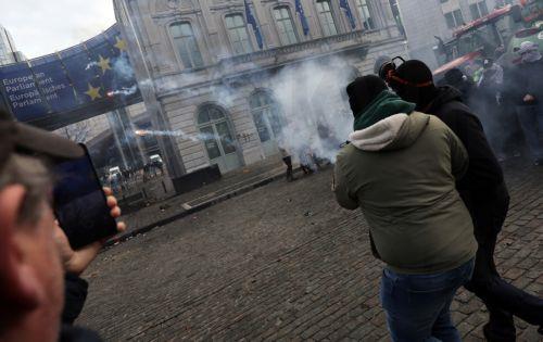 epa12600723 Farmers shot a firework during farmers' protest in Brussels, Belgium, 18 December 2025. Thousands of farmers from across Europe protested in Brussels, bringing tractors near EU institutions to denounce EU agricultural and trade policies, particularly the EU-Mercosur deal, CAP reforms, and rising regulatory and financial pressures, during an EU...