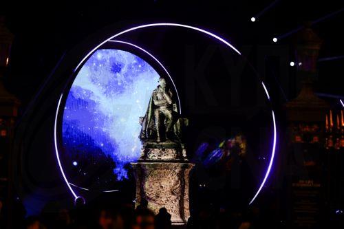 epa12609232 Lights are projected behind a statue of French naturalist Jean-Baptiste Lamarck during the 'Illuminating: Nature's lights' winter light festival at Jardin des Plantes in Paris, France, 22 December 2025. The 2025 edition, which runs from 12 November through 18 January 2026, showcases the lights emitted by nature on land, in water, or in the air,...