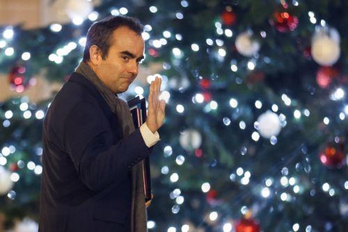 epa12609302 French Prime Minister Sebastien Lecornu leaves the Elysee Palace after a special cabinet meeting in Paris, France, 22 December 2025. The special cabinet meeting held to approve a special finance law for 2026 as the Parliament failed to approve the budget bill in time.  EPA/MOHAMMED BADRA