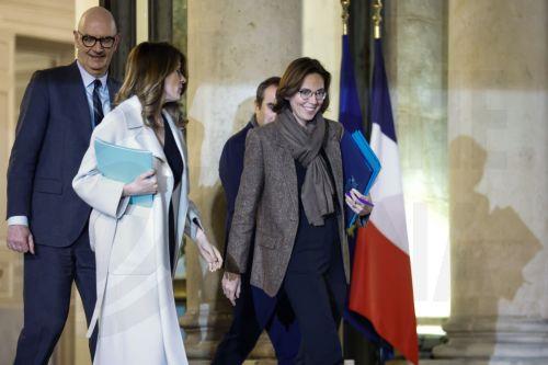epa12609303 French Minister in charge of Public Accounts Amelie de Montchalin (R) and Finance Minister Roland Lescure (L) leave the Elysee Palace after a special cabinet meeting in Paris, France, 22 December 2025. The special cabinet meeting held to approve a special finance law for 2026 as the Parliament failed to approve the budget bill in time. ...