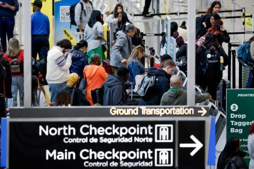 epa12609436 Air passengers check in for their flights while transiting through Hartsfield-Jackson Atlanta International Airport during the busy Christmas holiday travel season in Atlanta, Georgia, USA, 22 December 2025. Weather could cause delays for both air travelers and drivers.  EPA/ERIK S. LESSER