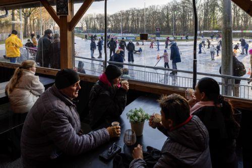 epa12612817 Skating enthusiasts enjoy the second day of Christmas on the natural ice at the Ons Genoegen Ice Rink in Gramsbergen, Overijssel, the Netherlands, 26 December 2025. Volunteers worked through the night to lay a good ice surface for the visitors.  EPA/VINCENT JANNINK