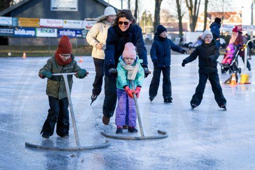 epa12612820 Visitors enjoy the second day of Christmas on the natural ice at the Ons Genoegen Ice Rink in Gramsbergen, Overijssel, the Netherlands, 26 December 2025. Volunteers worked through the night to lay a good ice surface for the visitors.  EPA/VINCENT JANNINK