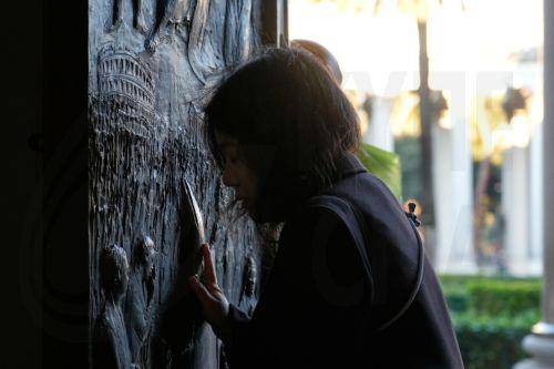epa12615220 A pilgrim touches the St. Paul Outside the Walls Basilica’s Holy Door prior to the start of its closing ceremony in Rome, Italy, 28 December 2025. The rite marks one of the final ceremonial closures of Holy Doors across the city's major papal basilicas ahead of the formal conclusion of the Catholic Church's 2025 Jubilee Year, which will end with...