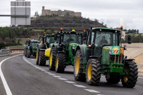 epa12616719 Tractors drive on the C-25 motorway as it passes through Cervera, Lleida, Spain, 29 December 2025. Agricultural union Unio de Pagesos (UP) organized a protest with tractors to block the connection between Lleida and Girona in protest against the 'mismanagement of game animals' and to demand better prevention of livestock diseases such as the...