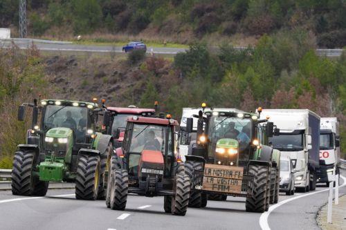 epa12616722 Tractors drive on the C-25 motorway as it passes through Gurb, Barcelona, Spain, 29 December 2025. Agricultural union Unio de Pagesos (UP) organized a protest with tractors to block the connection between Lleida and Girona, in protest against the 'mismanagement of game animals' and to demand better prevention of livestock diseases such as...