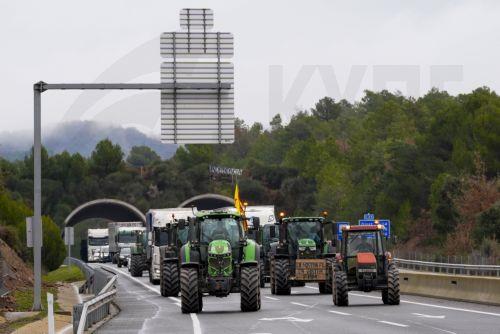 epa12616723 Tractors drive on the C-25 motorway as it passes through Gurb, Barcelona, Spain, 29 December 2025. Agricultural union Unio de Pagesos (UP) organized a protest with tractors to block the connection between Lleida and Girona, in protest against the 'mismanagement of game animals' and to demand better prevention of livestock diseases such as...