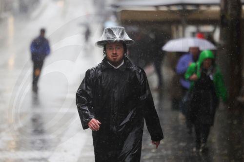 epa12616731 People walk in the rain during a stormy day in downtown Jerusalem, 29 December 2025. According to the Israel Meteorological Service, northern and central Israel, including Jerusalem, will experience occasional showers and isolated thunderstorms today, with strong westerly winds prevailing in most regions.  EPA/ABIR SULTAN