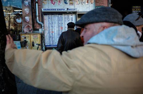 epa12616779 People wait in line in front of an exchange office in Sofia, Bulgaria, 29 December 2025. Bulgaria is set to become the 21st member of the eurozone on 01 January 2026, transitioning from the national lev to the euro amid public concerns that the move could trigger immediate price hikes and a higher cost of living.  EPA/BORISLAV TROSHEV