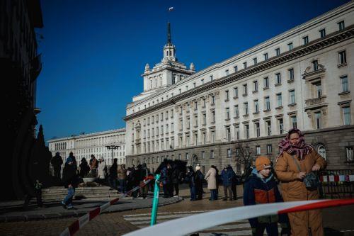 epa12616783 People are seen waiting in line in front of the Bulgarian National Bank to buy euro coin sets ahead of the euro adoption in Sofia, Bulgaria, 29 December 2025. Bulgaria is set to become the 21st member of the eurozone on 01 January 2026, transitioning from the national lev to the euro amid public concerns that the move could trigger immediate...