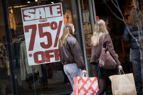 epa12616815 People walk along Oxford Street with carrier bags as they do their winter sale shopping after Boxing Day sales in London, Britain, 29 December 2025. Early data on the morning of Boxing Day 2025 suggested a decline; however, a later evening surge pushed overall footfall across UK retail destinations, including high streets and retail parks, to...