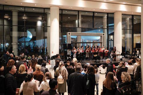 Παραδοσιακά κάλαντα και τραγούδια από τη Χορωδία Νεανικής Εστίας Αγίας Παρασκευής, στο Φουαγιέ Μουσών του Μεγάρου Μουσικής Αθηνών, το Σάββατο 27 Δεκεμβρίου 2025. Δευτέρα 29 Δεκεμβρίου 2025. ΑΠΕ-ΜΠΕ/ΜΕΓΑΡΟ ΜΟΥΣΙΚΗΣ ΑΘΗΝΩΝ/ΧΑΡΗΣ ΑΚΡΙΒΙΑΔΗΣ