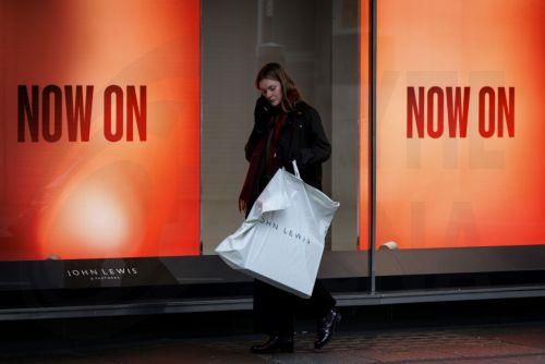 epa12616800 A person walks along Oxford Street with carrier bags as people do their winter sale shopping after Boxing Day sales in London, Britain, 29 December 2025. Early data on the morning of Boxing Day 2025 suggested a decline; however, a later evening surge pushed overall footfall across UK retail destinations, including high streets and retail parks,...