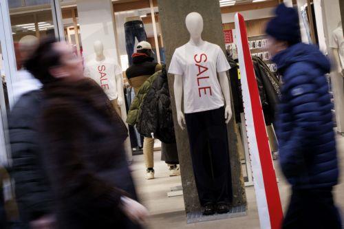 epa12616804 People walk along Oxford Street as they do their winter sale shopping after Boxing Day sales in London, Britain, 29 December 2025. Early data on the morning of Boxing Day 2025 suggested a decline; however, a later evening surge pushed overall footfall across UK retail destinations, including high streets and retail parks, to rise by 4.4 percent...