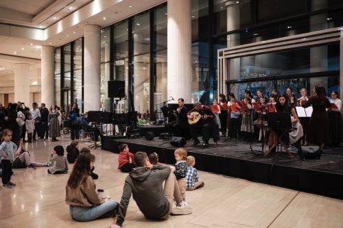 Παραδοσιακά κάλαντα και τραγούδια από τη Χορωδία Νεανικής Εστίας Αγίας Παρασκευής, στο Φουαγιέ Μουσών του Μεγάρου Μουσικής Αθηνών, το Σάββατο 27 Δεκεμβρίου 2025. Δευτέρα 29 Δεκεμβρίου 2025. ΑΠΕ-ΜΠΕ/ΜΕΓΑΡΟ ΜΟΥΣΙΚΗΣ ΑΘΗΝΩΝ/ΧΑΡΗΣ ΑΚΡΙΒΙΑΔΗΣ