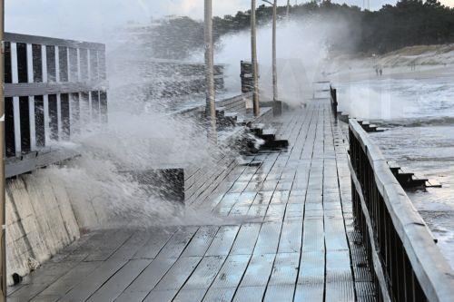epa12617743 A storm on the Baltic Sea, seen from the beach in Darlowo, northwestern Poland, 30 December 2025. Due to forecasted storm winds, the Institute of Meteorology and Water Management has issued a second-degree warning for rising water levels along the coast.  EPA/PIOTR KOWALA POLAND OUT