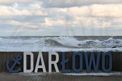 epa12617744 A storm on the Baltic Sea, seen from the beach in Darlowo, northwestern Poland, 30 December 2025. Due to forecasted storm winds, the Institute of Meteorology and Water Management has issued a second-degree warning for rising water levels along the coast.  EPA/PIOTR KOWALA POLAND OUT