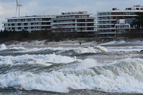 epa12617746 A storm on the Baltic Sea, seen from the beach in Darlowo, northwestern Poland, 30 December 2025. Due to forecasted storm winds, the Institute of Meteorology and Water Management has issued a second-degree warning for rising water levels along the coast.  EPA/PIOTR KOWALA POLAND OUT