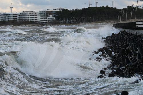 epa12617747 A storm on the Baltic Sea, seen from the beach in Darlowo, northwestern Poland, 30 December 2025. Due to forecasted storm winds, the Institute of Meteorology and Water Management has issued a second-degree warning for rising water levels along the coast.  EPA/PIOTR KOWALA POLAND OUT
