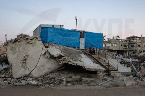 epa12618097 Displaced Palestinians set up their tent on the ruins of their destroyed home in Khan Yunis, southern Gaza Strip, 30 December 2025, amid a ceasefire between Israel and Hamas.  EPA/HAITHAM IMAD