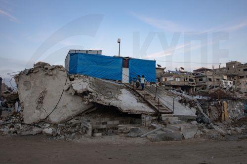 epa12618099 Displaced Palestinians set up their tent on the ruins of their destroyed home in Khan Yunis, southern Gaza Strip, 30 December 2025, amid a ceasefire between Israel and Hamas.  EPA/HAITHAM IMAD