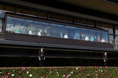 epa12621338 Japanese Emperor Naruhito (C-L) addresses well-wishers from the balcony during the New Year's public appearance at the Imperial Palace in Tokyo, Japan, 02 January 2026. People gathered at the Imperial Palace for the traditional New Year greetings by the Japanese Imperial Family.  EPA/KIYOSHI OTA