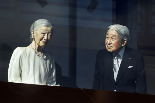 epa12621339 Japanese Emperor Emeritus Akihito (R) and Empress Emerita Michiko (L) look on from the balcony during the New Year's public appearance at the Imperial Palace in Tokyo, Japan, 02 January 2026. People gathered at the Imperial Palace for the traditional New Year greetings by the Japanese Imperial Family.  EPA/KIYOSHI OTA