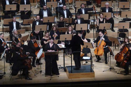 Φωτογραφία που δόθηκε σήμερα στη δημοσιότητα και εικονίζει στιγμιότυπο από το Εορταστικό Γκαλά. Ένας γύρος του κόσμου σε 80 (και κάτι) λεπτά, στο Μέγαρο Μουσικής Αθηνών, την Δευτέρα 29 Δεκεμβρίου 2025. (δημοσιεύεται Παρασκευή 2 Ιανουαρίου 2026). Ο Φιλέας Φογκ έκανε το γύρο του κόσμου σε 80 (+ 1) ημέρες για να κερδίσει ένα στοίχημα. Εναλλακτικά, θα μπορούσε...