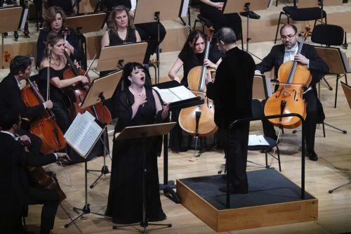 Φωτογραφία που δόθηκε σήμερα στη δημοσιότητα και εικονίζει στιγμιότυπο από το Εορταστικό Γκαλά. Ένας γύρος του κόσμου σε 80 (και κάτι) λεπτά, στο Μέγαρο Μουσικής Αθηνών, την Δευτέρα 29 Δεκεμβρίου 2025. (δημοσιεύεται Παρασκευή 2 Ιανουαρίου 2026). Ο Φιλέας Φογκ έκανε το γύρο του κόσμου σε 80 (+ 1) ημέρες για να κερδίσει ένα στοίχημα. Εναλλακτικά, θα μπορούσε...