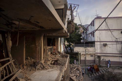 epa12627770 A view of a building damaged by an explosive device, in Catia La Mar, Venezuela, 04 January 2026.  EPA/MIGUEL GUTIÉRREZ