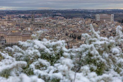 epa12628320 Snow blankets Toledo, Spain, 05 January 2026, after Storm Francis. The city is covered in snow following the powerful storm.  EPA/Angeles Visdomine