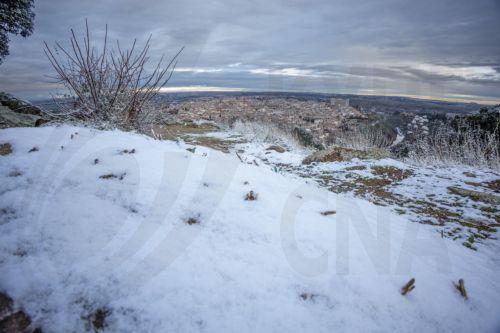 epa12628324 Snow blankets Toledo, Spain, 05 January 2026, after Storm Francis. The city is covered in snow following the powerful storm.  EPA/Angeles Visdomine