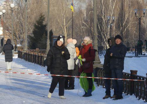 epa12628346 Ukrainians react near the site of a Russian drone strike on a private medical clinic in Kyiv, Ukraine, 05 January 2026, amid the Russian invasion. At least one person was killed and three others were injured as a result of the attack, according to the State Emergency Service of Ukraine.  EPA/SERGEY DOLZHENKO